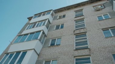 Beş katlı tuğla bina.