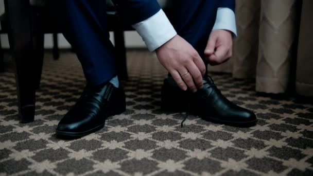Businessman Tying His Shoe Laces — Stock Video