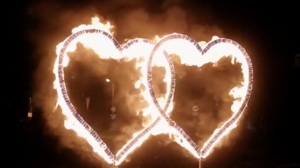 Espectáculo Fuego Con Corazones Ardientes Noche — Vídeo de stock