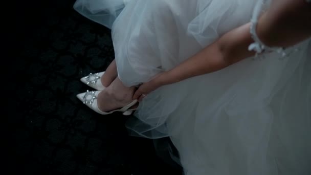Noiva Coloca Seus Sapatos Endireita Los Acariciando Seus Pés — Vídeo de Stock
