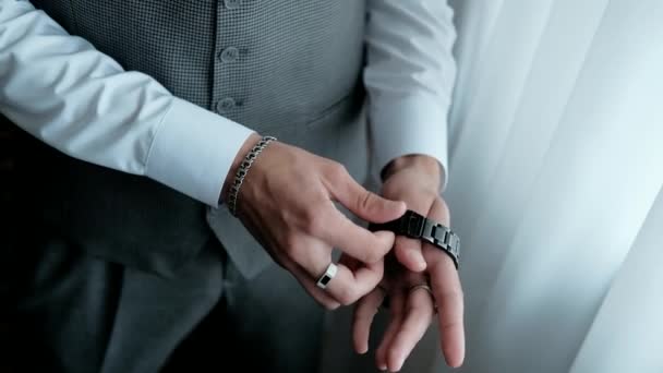 Επιχειρηματίας Ντύνεται Και Θέσει Ένα Ρολόι Γκρο Πλαν Των Χεριών — Αρχείο Βίντεο