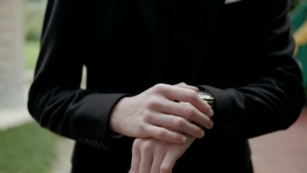 Homem Negócios Vestindo Colocando Relógio Close Mãos — Vídeo de Stock