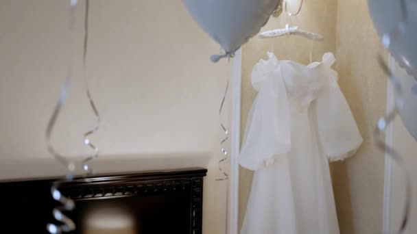 Весільна Сукня Висить Вішалці Люстрі — стокове відео