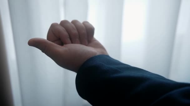 Een Mannenhandpalm Opent Zijn Trouwringen — Stockvideo