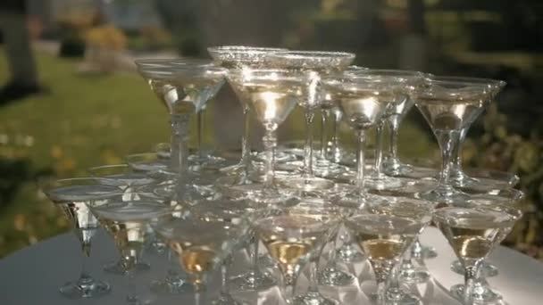 Martinis Estande Buffet Uma Pirâmide — Vídeo de Stock