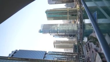 Şehrin siluetine etkileyici görüntüsüyle hükmeden uzun gökdelen. Dubai 'de lüks bir evin terastan manzarası