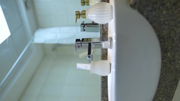 Vista Close Água Gotejando Uma Torneira Moderna Banheiro Empilhado — Vídeo de Stock