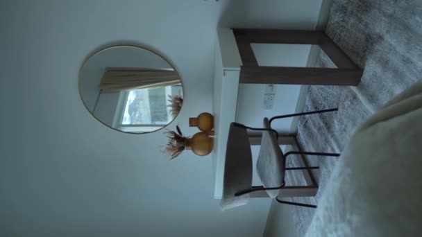 Элегантная Спальня Современным Декором Многоэтажном Доме Дневное Время — стоковое видео