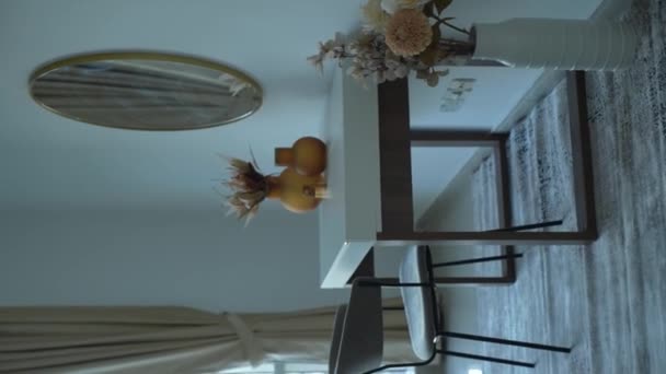 Elegantní Ložnice Moderním Dekorem Výškovém Domě Během Dne — Stock video