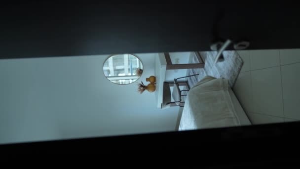 Modern Yatak Odası Turu Günışığında Çağdaş Dekor Tasarım Elementlerini Vurguluyor — Stok video