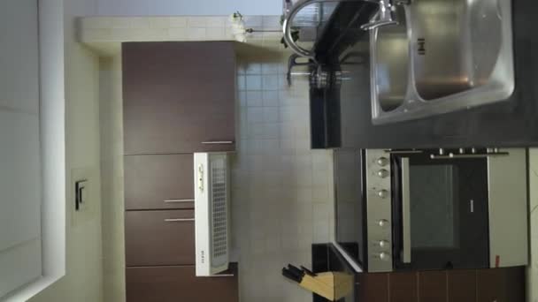 アパートのアパートのキッチン リビングルームの現代的なインテリアデザイン キッチンリビングルームのスタイリッシュな内装 — ストック動画