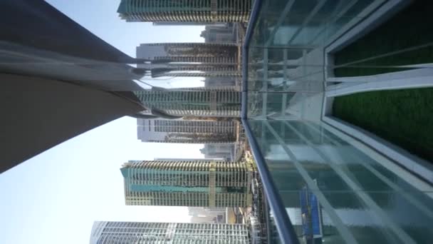 Der Hohe Wolkenkratzer Dominiert Mit Seinem Beeindruckenden Erscheinungsbild Die Skyline — Stockvideo