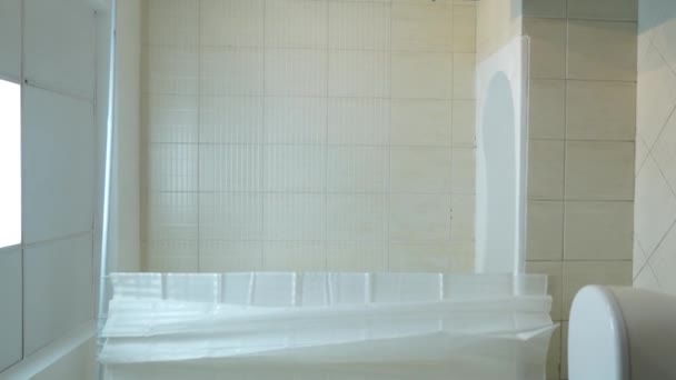 Döşeme Banyodaki Modern Musluktan Damlayan Suyun Yakın Görüntüsü — Stok video