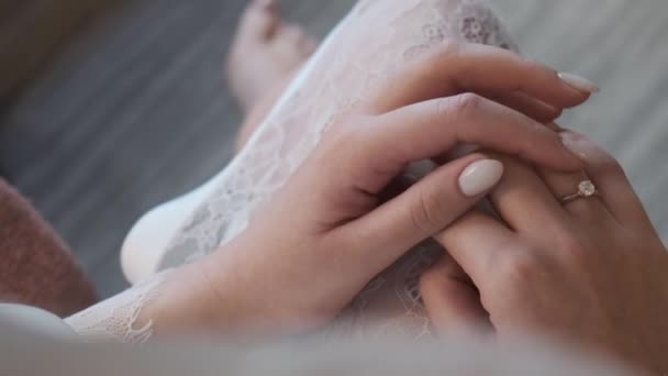Dizlerinin Üzerinde Uzanan Kadın Ellerinin Yakın Çekimi — Stok video