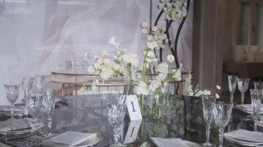 Çiçek süslemeli bir restoranda servis edildi.