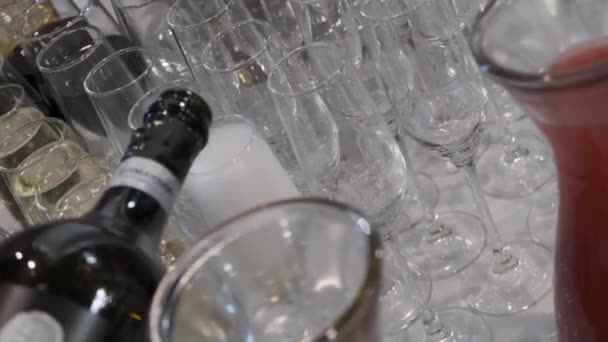 Офіціант Наливає Шампанське Окуляри Шведського Столу — стокове відео