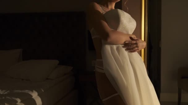 Sposa Lingerie Tiene Vestito Mentre Prova Movimento Della Sposa Che — Video Stock