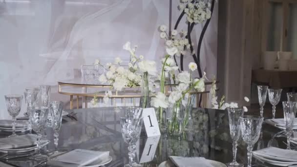 Mesas Servidas Restaurante Com Decoração Flores — Vídeo de Stock