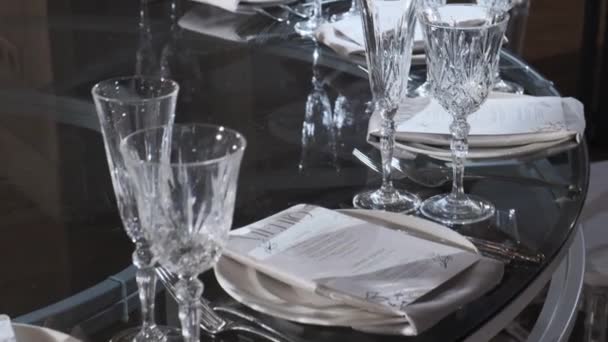 Tables Servies Dans Restaurant Avec Décoration Florale — Video