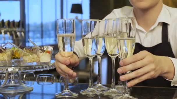 ウェイターは ビュッフェテーブルのためのメガネにシャンパンをプール — ストック動画