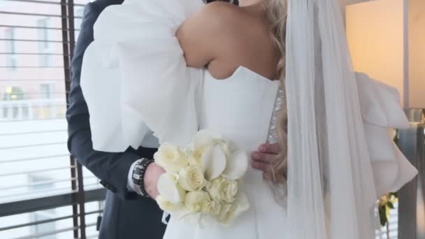Жених Крепко Обнимает Невесту — стоковое видео