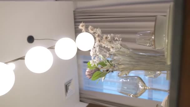 Mesa Cocina Con Sillas Apartamento Nuevo Una Habitación Luminosa — Vídeo de stock