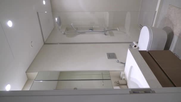 Łazienka Jasnym Nowym Apartamentowymkabina Prysznicowa Zbliżenie Hydrauliki Jasnym Pokoju — Wideo stockowe