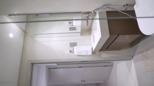 明るい新しいアパートの浴室は明るい部屋の配管の閉鎖を停止します — ストック動画