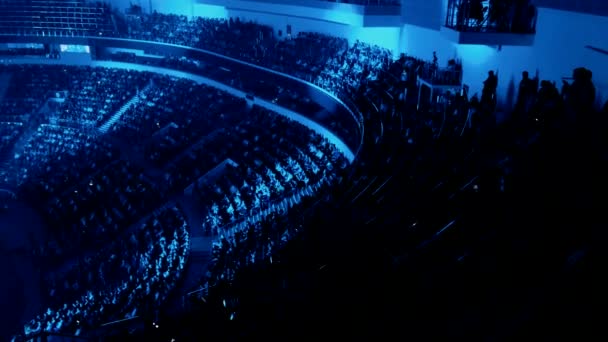 在一个大竞技场大厅里听音乐会的许多人 — 图库视频影像