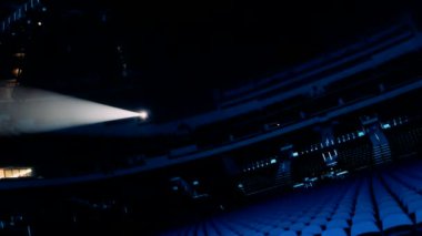 Büyük bir salonda konserde bir sürü insan var.