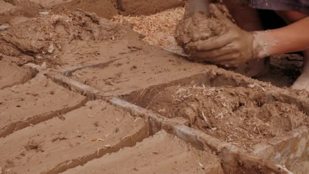 Einsatz Von Kinderarbeit Usbekistan Kind Bastelt Ziegel Aus Ton — Stockvideo