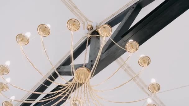天井に吊るされた黄金のシャンデリア — ストック動画