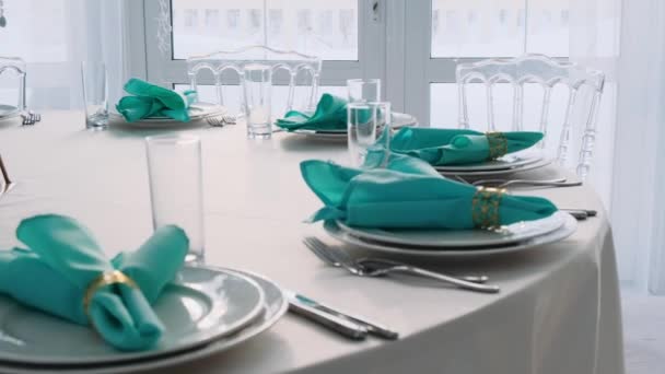 Tarjoillaan Pöydät Valmiina Juhla Aterialle Ravintolassa — kuvapankkivideo