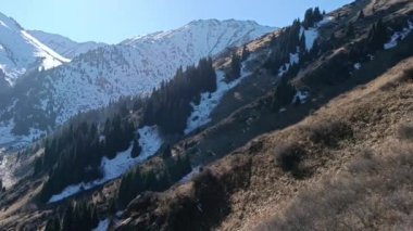 Beyaz tepeli büyük dağlar