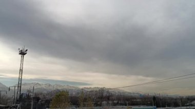 Sonbahar bulutlu bir günde Almaty City