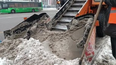 Kar temizleyicilerin kar kürediği bir kar temizleyici.