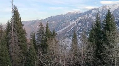 Beyaz tepeli büyük dağlar