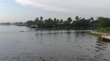  Alleppey Hindistan yüzen evi kanallar ve pirinç tarlaları arasında yol alıyor.