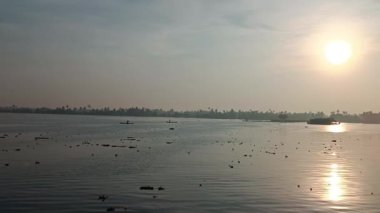  Alleppey Hindistan yüzen evi kanallar ve pirinç tarlaları arasında yol alıyor.