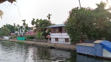  Alleppey Hindistan yüzen evi kanallar ve pirinç tarlaları arasında yol alıyor.