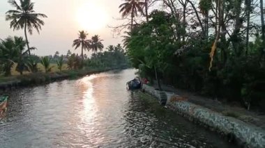  Alleppey Hindistan yüzen evi kanallar ve pirinç tarlaları arasında yol alıyor.
