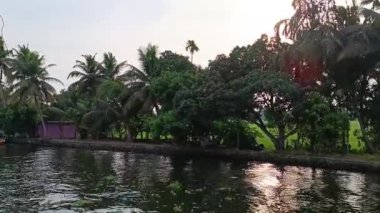  Alleppey Hindistan yüzen evi kanallar ve pirinç tarlaları arasında yol alıyor.