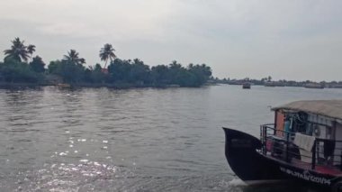  Alleppey Hindistan yüzen evi kanallar ve pirinç tarlaları arasında yol alıyor.