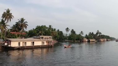  Alleppey Hindistan yüzen evi kanallar ve pirinç tarlaları arasında yol alıyor.