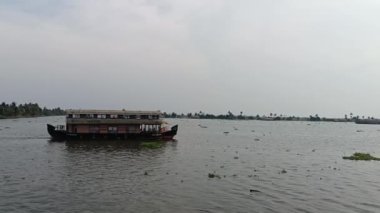  Alleppey Hindistan yüzen evi kanallar ve pirinç tarlaları arasında yol alıyor.