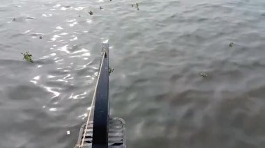  Alleppey Hindistan yüzen evi kanallar ve pirinç tarlaları arasında yol alıyor.