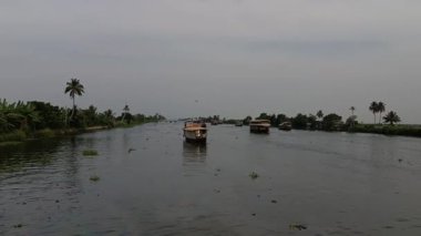  Alleppey Hindistan yüzen evi kanallar ve pirinç tarlaları arasında yol alıyor.