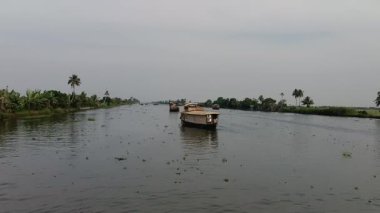  Alleppey Hindistan yüzen evi kanallar ve pirinç tarlaları arasında yol alıyor.
