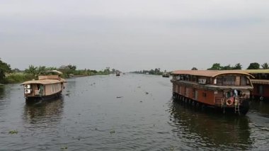  Alleppey Hindistan yüzen evi kanallar ve pirinç tarlaları arasında yol alıyor.