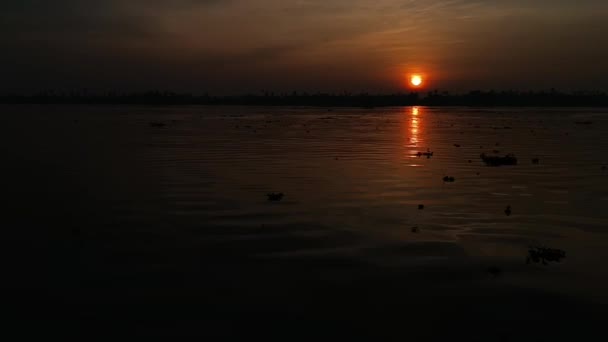 明るいオレンジ色の水に夜明け — ストック動画